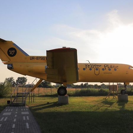 Yellow Plane Yurov Εξωτερικό φωτογραφία