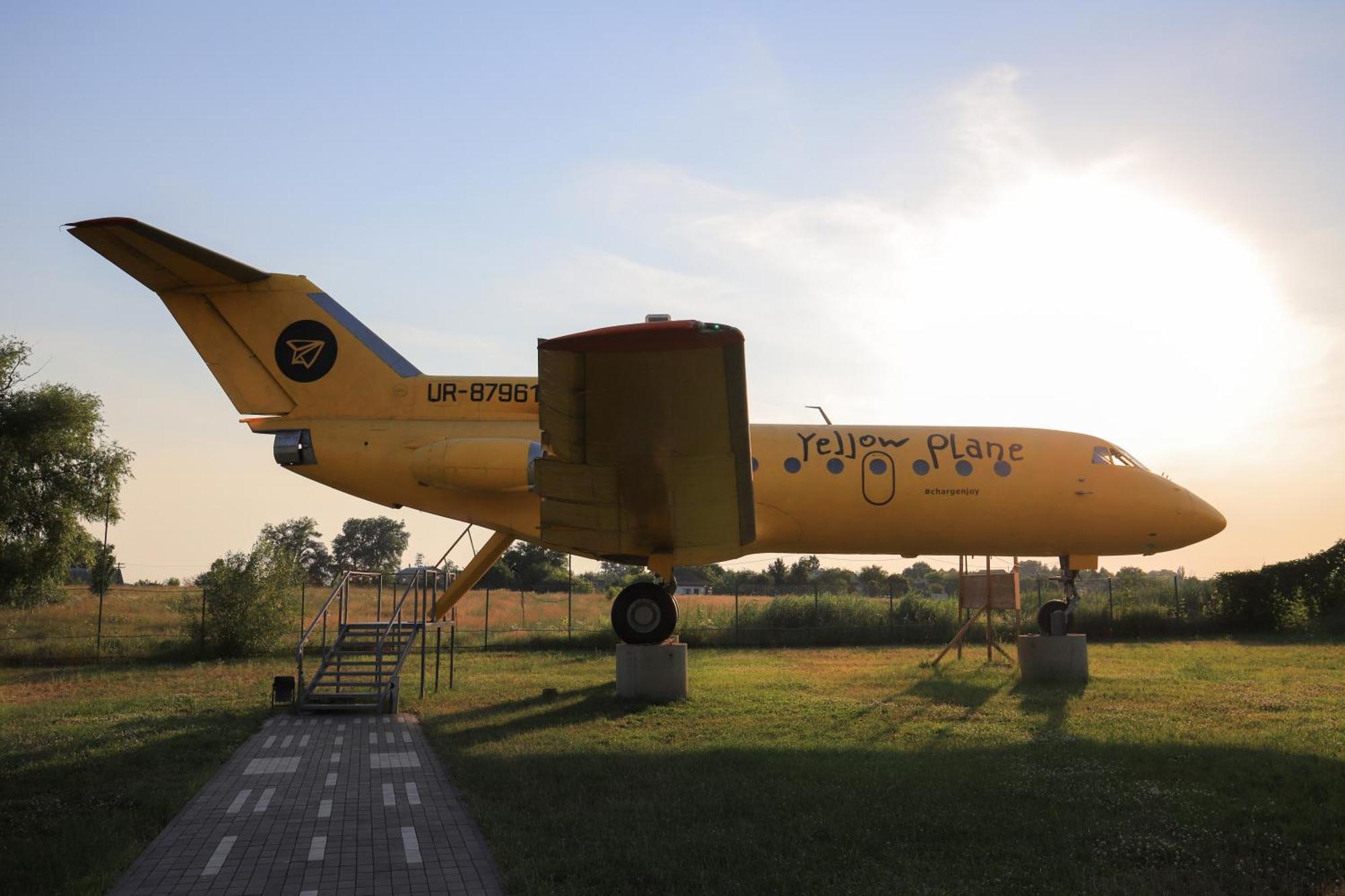 Yellow Plane Yurov Εξωτερικό φωτογραφία