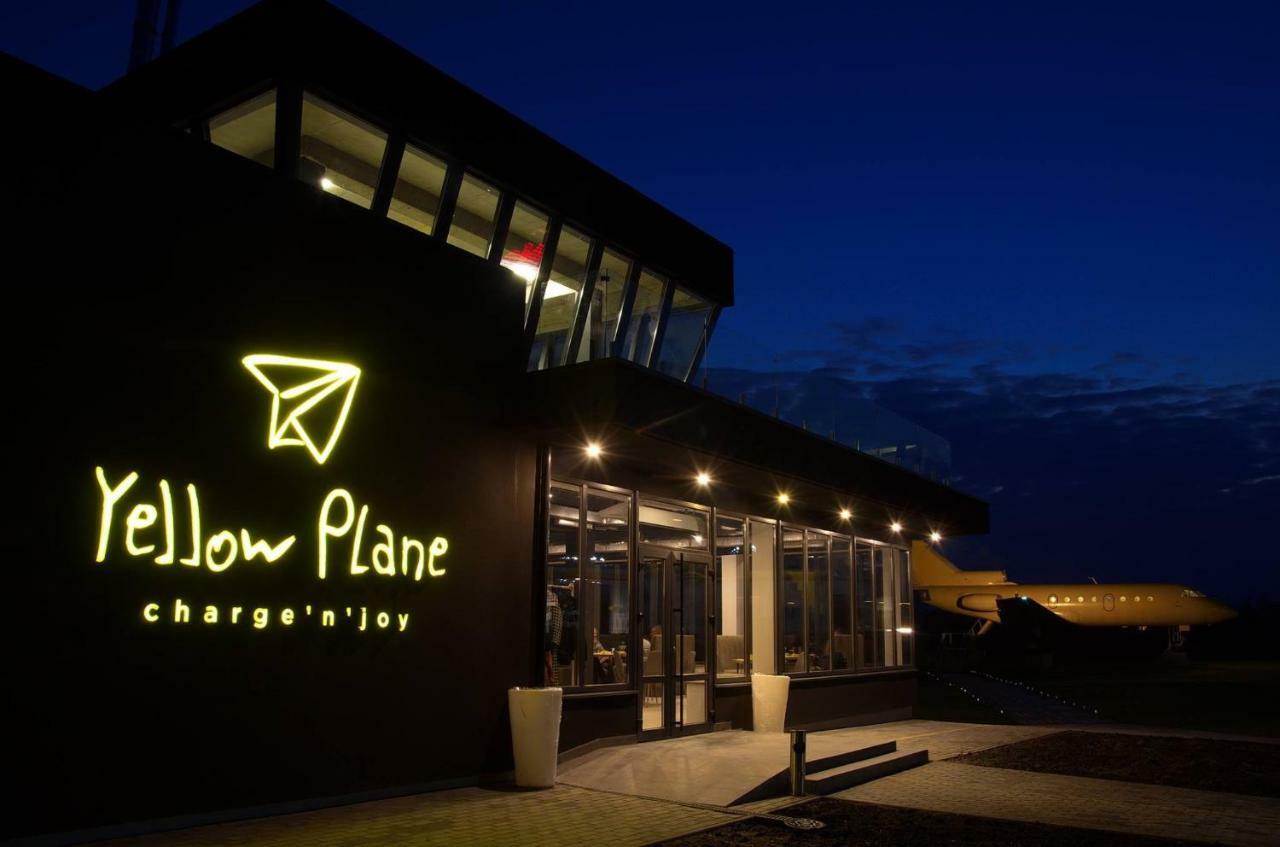 Yellow Plane Yurov Εξωτερικό φωτογραφία